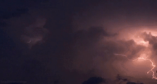 天空中的乌云与闪电动态图片:闪电
