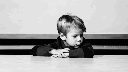 忧伤的小男孩GIF图片:忧伤