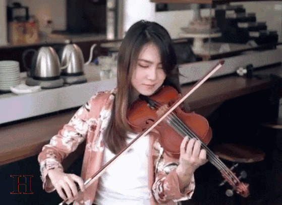 西餐厅里拉小提琴的女孩动态图片