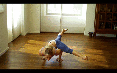 练瑜伽的女孩双手撑地动态图片