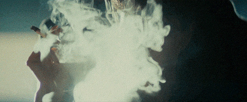 女人大口的抽烟GIF图片