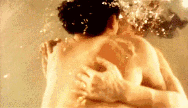 水中拥抱亲吻GIF图片:亲吻
