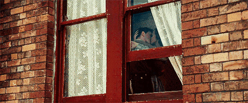 情侣在窗边激情亲吻GIF图片