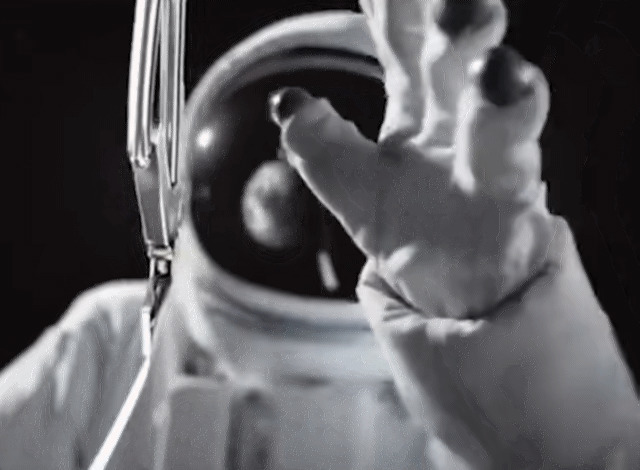 太空宇航员用手机拍照动态图片:宇航员