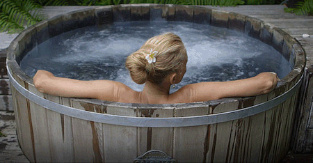 女人浴桶泡澡GIF图片:洗澡