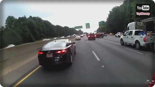 骑摩托在马路上撞上汽车GIF图片:车祸