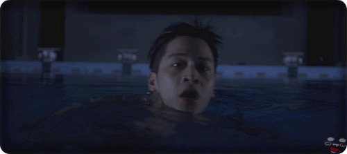 游泳的男人被吓了一跳动态图片:游泳