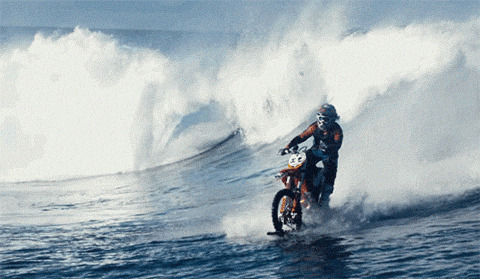 骑摩托车海上冲浪动态图片