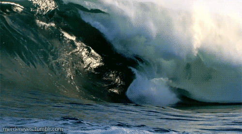 冲浪者卷入巨浪动态图片:冲浪