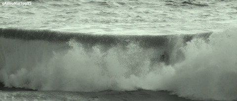 冲浪者被海浪打翻动态图片