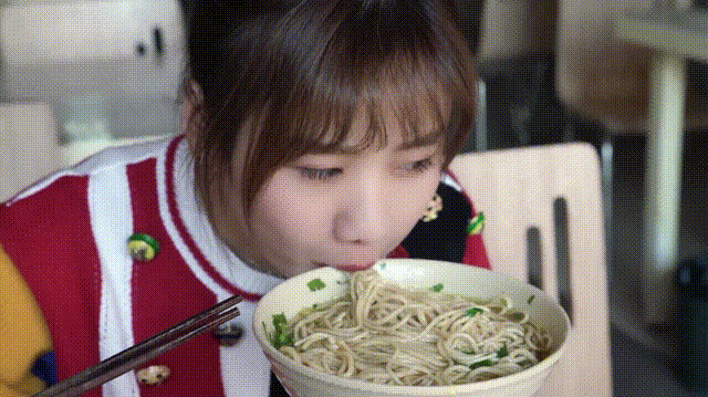 女生吃大餐GIF图片:吃面条,吃东西