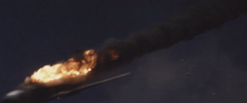 中弹的战机燃起熊熊的大火动态图片