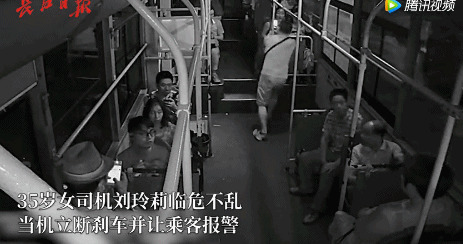武汉公交车男乘客抢方向盘动态图:抢方向盘,事故