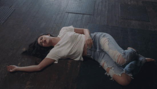喝醉酒的女人躺在地上GIF图片:喝酒