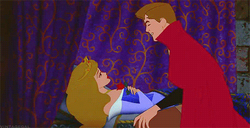 王子亲吻熟睡中的公主gif图片:亲吻