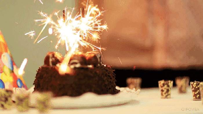 蛋糕上的烟花GIF图片:蛋糕