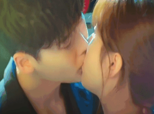嘴对嘴亲吻的情侣GIF图片:亲吻