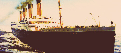 大海上航行的泰坦尼克号动态图片
