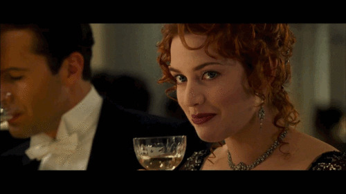 泰坦尼克号的男女主角举杯喝酒动态图片