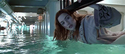 女人浸泡在漫水的船舱里动态图片