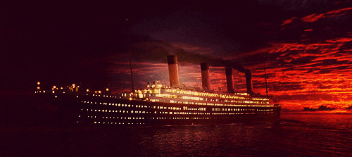 晚霞中行驶的泰坦尼克号动态图片