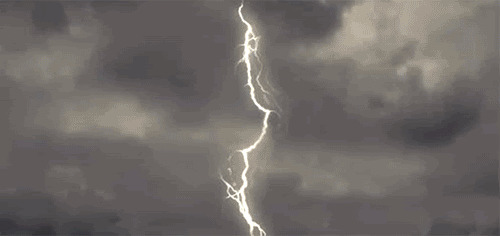 一道道可怕的闪电动态图片:闪电