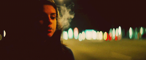 小女孩路边寂寞抽烟GIF图片:抽烟