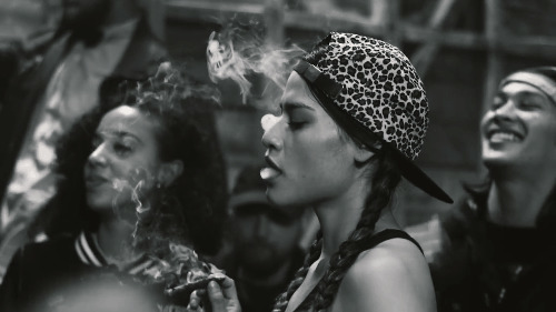 戴帽子的女孩跳舞抽烟GIF图片:抽烟