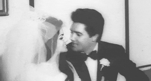 新郎新娘亲吻黑白GIF图片:亲吻