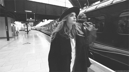 戴帽子的气质女孩坐火车gif图片:气质