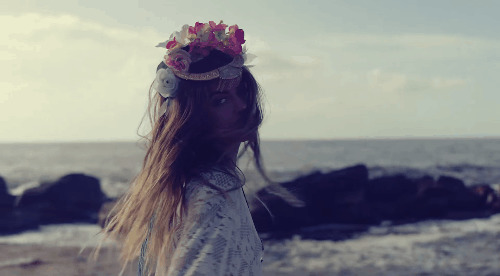 海边玩耍头上戴花环的姑娘gif图片:花环