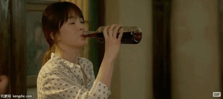 生气的女人喝红酒GIF图片:喝酒