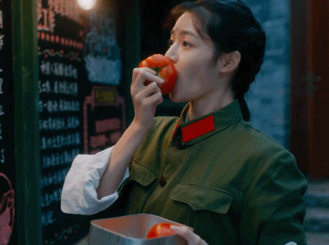 可爱的少女吃西红柿GIF图片