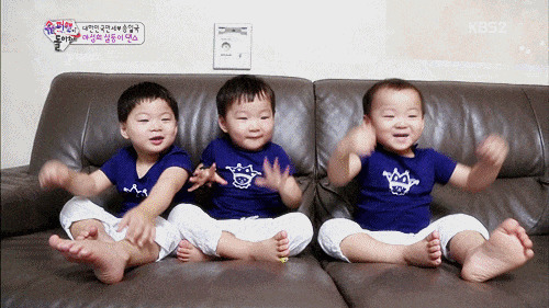 三个多胞胎小朋友在沙发上玩耍GIF图片