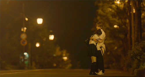 路灯下拥抱的情侣GIF图片