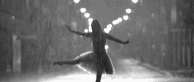 雨中跳舞的女孩GIF图片:跳舞