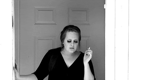 胖女人躲在门边抽烟动态图片:抽烟