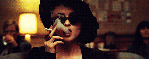 戴墨镜的女王抽烟动态图片:抽烟