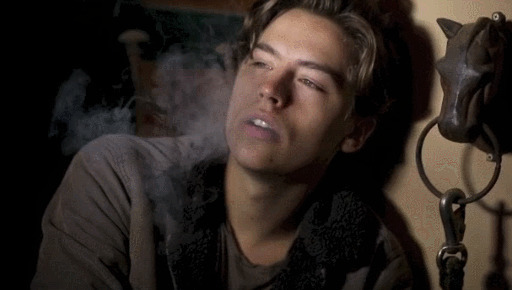泰坦尼克号男主角莱昂纳多&#8226;迪卡普里奥寂寞抽烟动态图片:抽烟