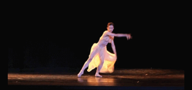 少女舞台独舞动态图片:跳舞