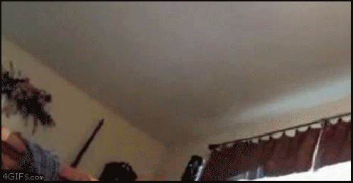 女孩子房间里跳钢管舞GIF图片:钢管舞,摔倒