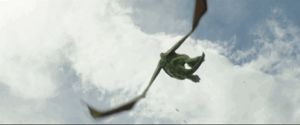 带翅膀的怪兽从丛林飞向天空GIF图片
