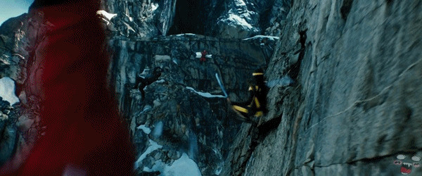 超人在悬崖峭壁上作战GIF图片