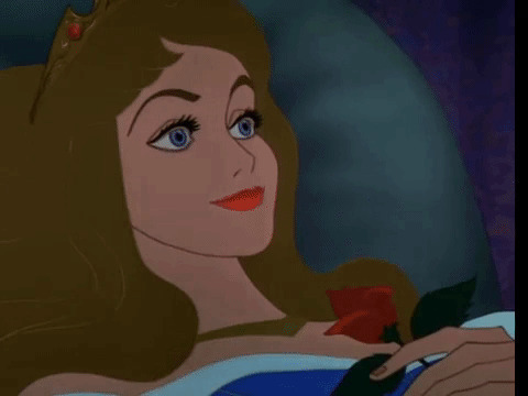 王子亲吻唤醒沉睡的公主GIF图片:亲吻