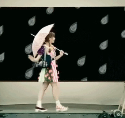 打伞的女孩gif素材图片:撑伞