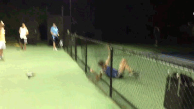跨越栏杆摔倒搞笑图片:摔倒