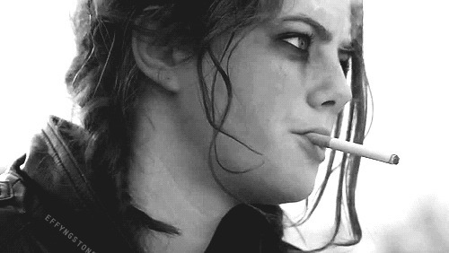女汉子抽烟动态图:抽烟