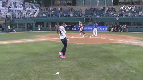 妹子扔球动态图:棒球