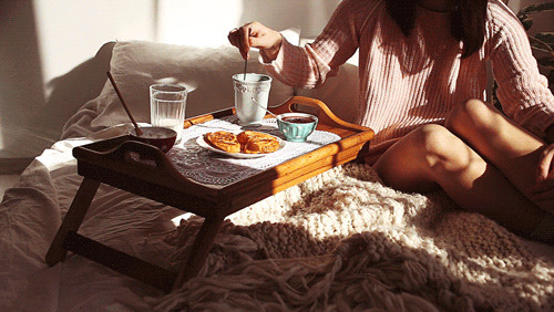 床上享受早餐动态图:搅拌