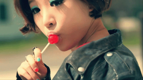 吃棒棒糖的女孩gif图:棒棒糖